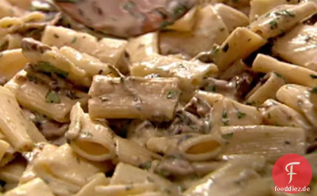 Große Pasta mit Pilzen, Petersilie, Knoblauch und Thymian
