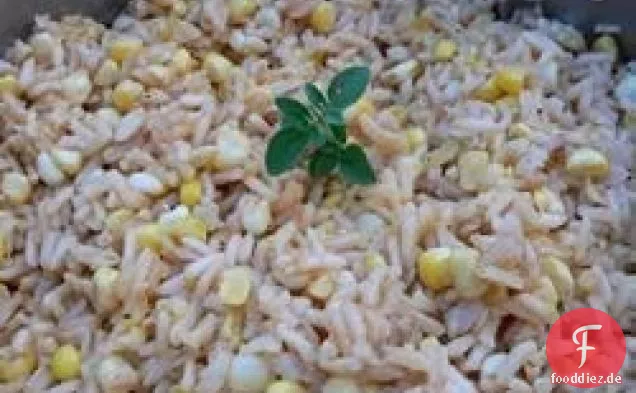 Leicht gewürzter brauner Reis mit Mais