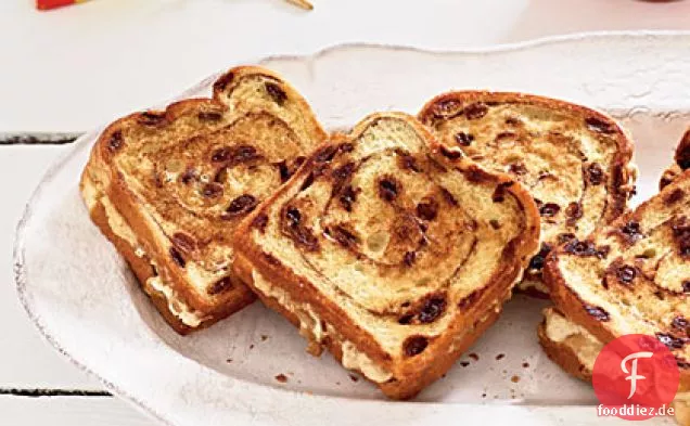 Walnuss-Frischkäse auf Zimt-Rosinen