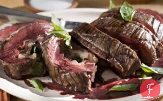 Rotwein mariniertes Flankensteak gefüllt mit Prosciutto, Fontina und Basilikum mit Cabernet-Schalotten-Reduktion