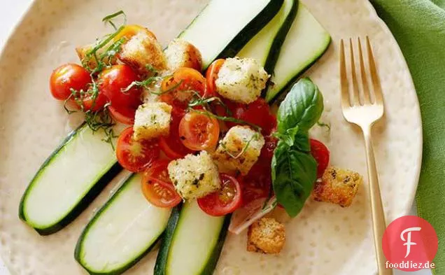 Sommer Zucchini und Tomaten-Panzanella-Salat