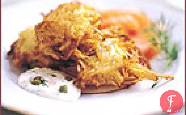 Pastinaken Pfannkuchen mit geräuchertem Fisch und Kapern Sauerrahm