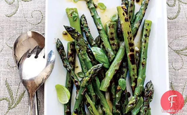 Gegrillter Spargel mit Kapernvinaigrette