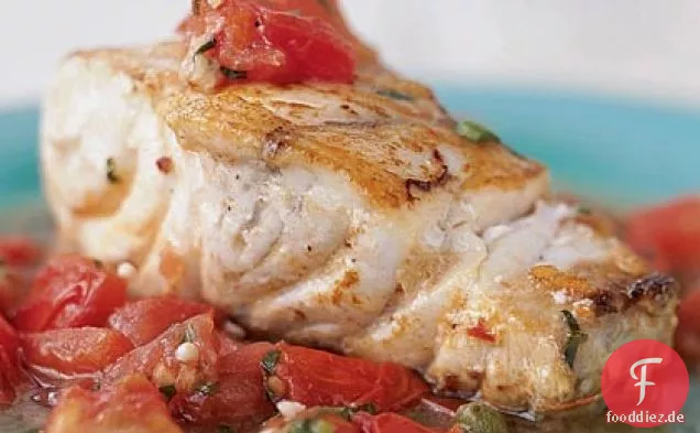 Gebackener Zackenbarsch mit klobiger Tomatensauce
