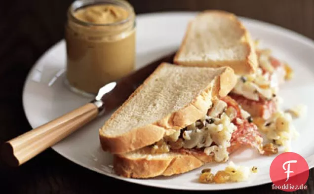 Salami-Sandwich mit Blumenkohl-Relish