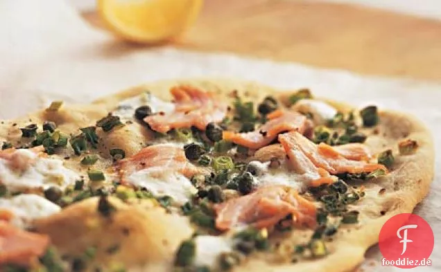 Geräucherte Lachspizza mit Mascarpone und Kapern