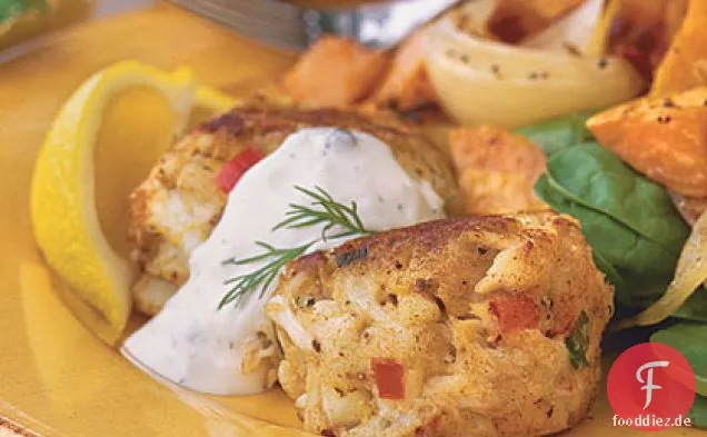 Maryland Krabbenkuchen mit cremiger Kapern-Dill-Sauce