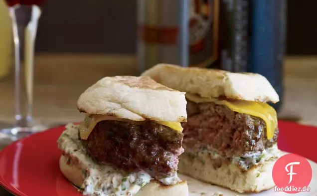 Rindfleisch-Lamm-Burger mit Cheddar und Kapern-Remoulade