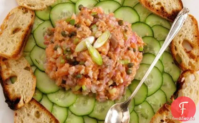 Lachstatar mit Kapern, Schalotten und Meerrettich