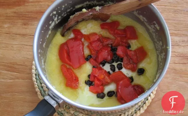 Weiche Polenta mit Ei, Paprika und gebratenen Kapern
