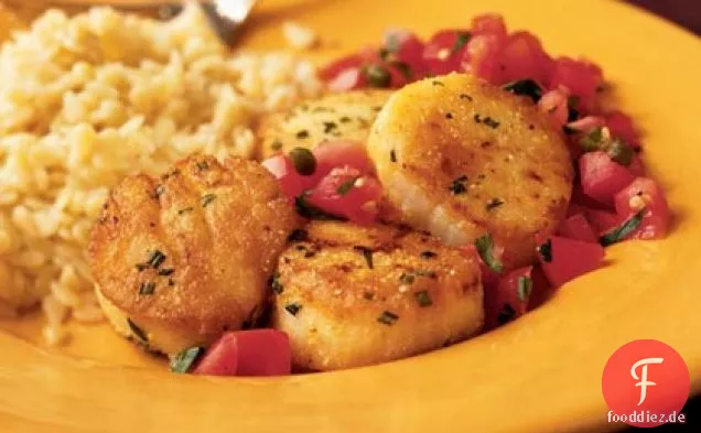 Rosmarin gebratene Jakobsmuscheln mit Tomaten-Kapern-Salat