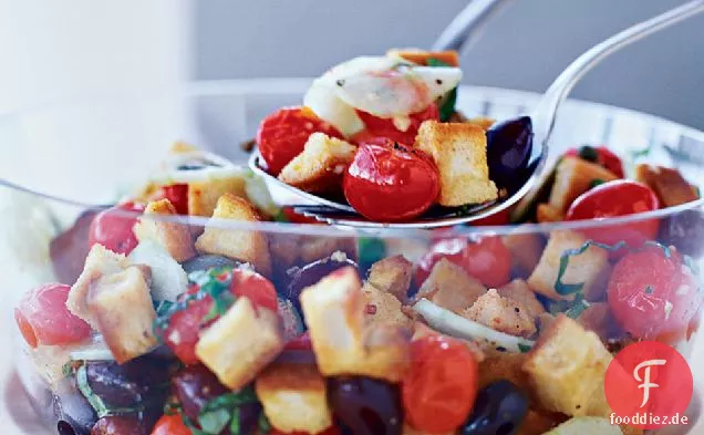Brotsalat mit gerösteten Tomaten und Kapern