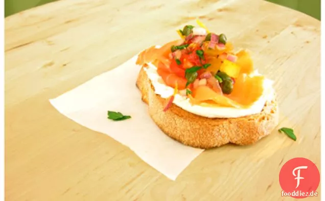 Geräucherter Lachs und Tomatensalat Tartine