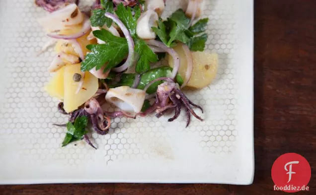 Gegrillter Tintenfischsalat mit Zitrone, Kapern und Petersilie