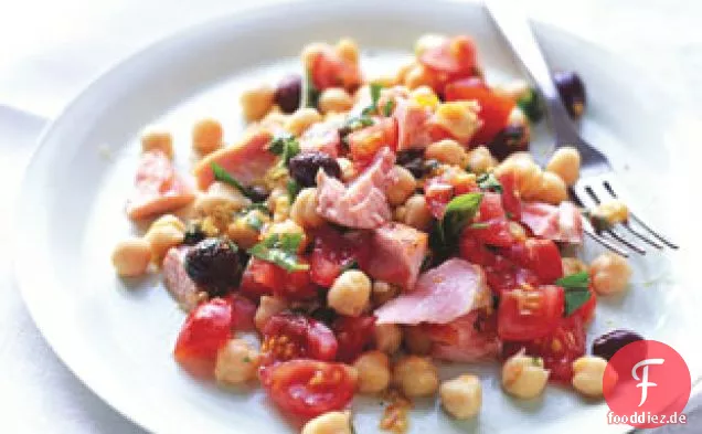 Frischer Lachssalat mit Kichererbsen und Tomaten