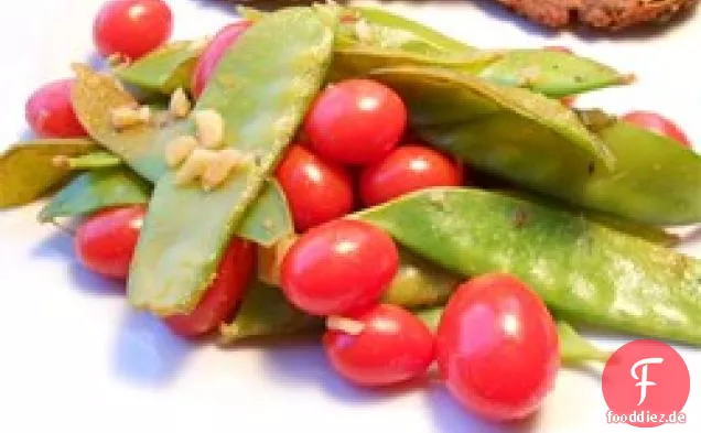 Kirschtomate und Erbsen