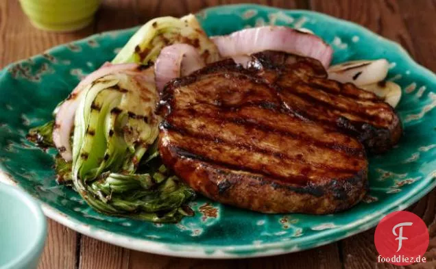Gegrillte koreanische BBQ glasierte Schweinekoteletts mit roten Zwiebeln und Baby Bok Choy