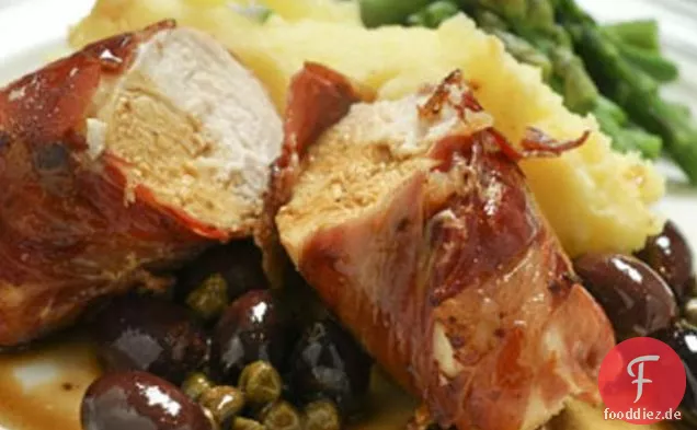 Prosciutto eingewickeltes Huhn mit Oliven und Kapern