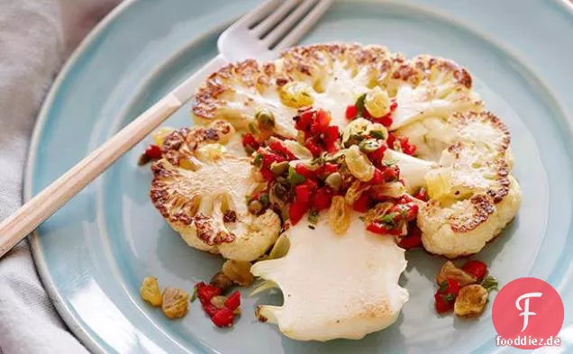 Geröstete Blumenkohlsteaks mit Rosinen-Relish