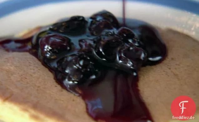 Hausgemachte Instant-Pfannkuchenmischung und Blaubeersirup