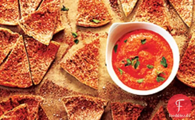 Hausgemachte Pita-Chips mit Paprika-Dip