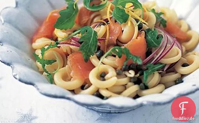 Geräucherte Lachsnudeln mit Rucola, roten Zwiebeln & Kapern