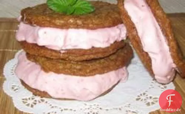 Gefrorene Erdbeer-Käsekuchen-Sandwich-Kekse