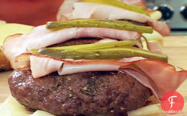 Burger im kubanischen Stil auf dem Grill