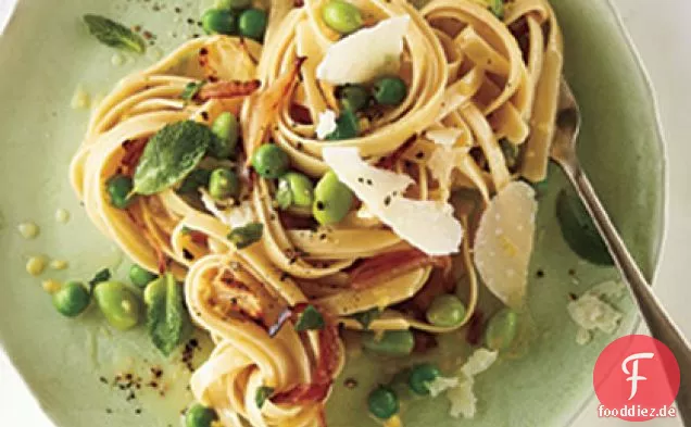 Fettuccine mit Edamame, Minze und Pecorino
