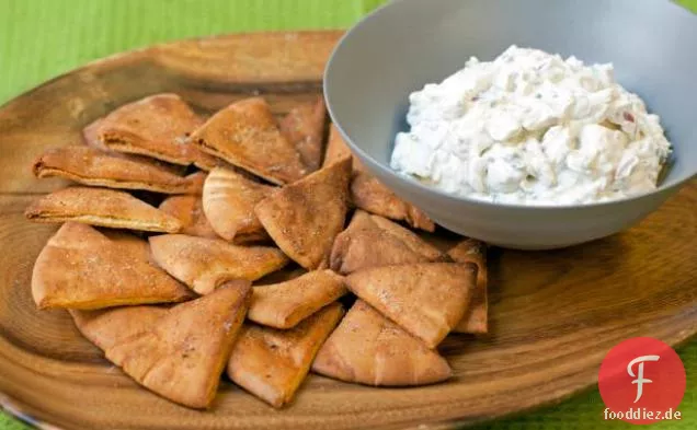 Gebackene Pita-Chips mit verkohltem Drei-Zwiebel-Dip