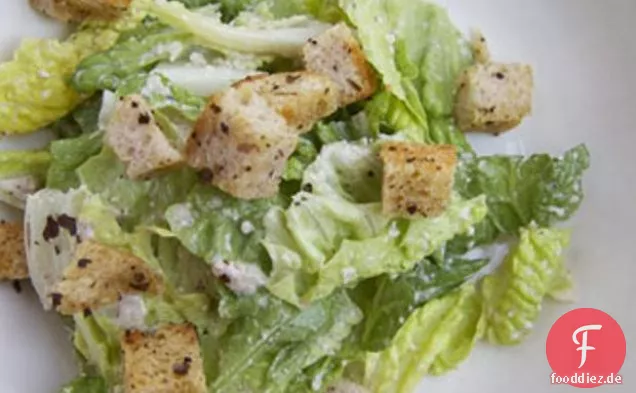 Un-caesar Mit Rosmarin Und Thymian Croutons