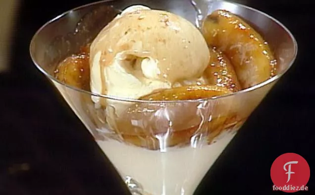 Französisches Vanilleeis mit sautierten Bananen und Phyllo-Dreiecken