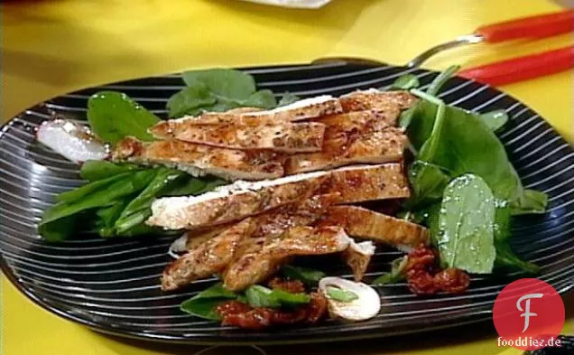Balsamico-Hähnchenschnitzel über Spinatsalat mit Pilzen, Speck und warmem Schalotten-Dressing