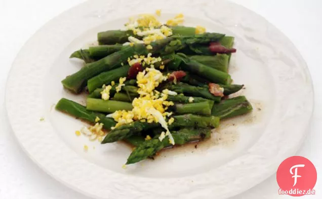 Spargelsalat mit hart gekochtem Ei