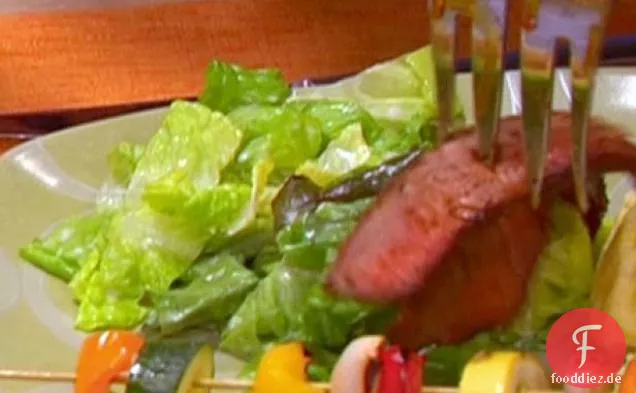 Geschredderter roter Blattsalat mit cremiger Rotweinvinaigrette