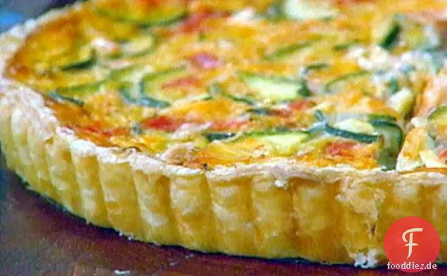 Einfache Zucchini-, Tomaten- und Käsetarte