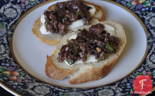 Burrata Und Oliven-Tapenade Crostinis