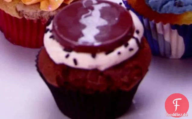 Schokoladen Cupcakes mit Gesalzenem Karamell Zuckerguss-und Schokoladen-Fudge-Füllung