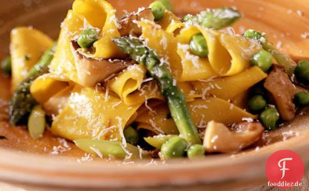 Hausgemachte Pappardelle Pasta mit Pilzen, grünen Erbsen und Spargel