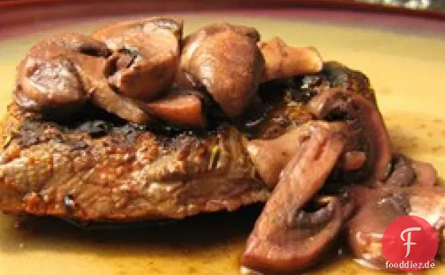 Thymian-geriebene Steaks mit sautierten Pilzen