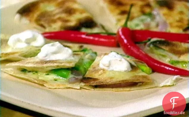 Gerösteter Spargel und rote Zwiebel Quesadillas