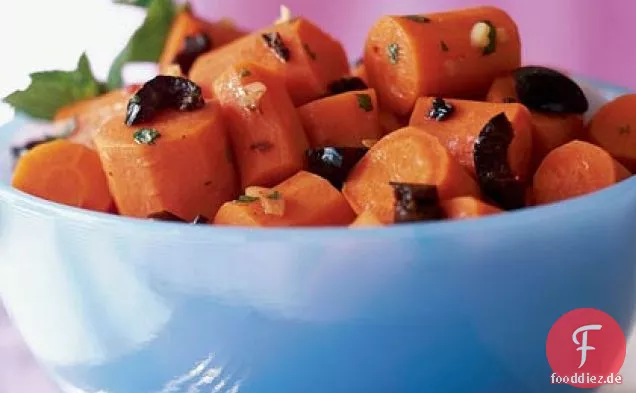 Gewürzte geschmorte Karotten mit Oliven und Minze