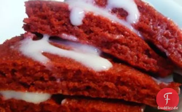 Rote Samtpfannkuchen mit Frischkäseglasur