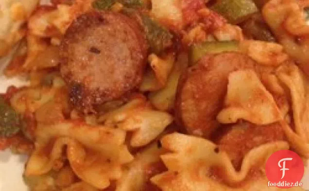 Wurst Stir Fry mit Fliege Pasta
