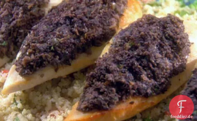 Olive Tapenade Crusted Huhn und Quinoa mit geröstetem Knoblauch, geröstete Paprika und Basilikum