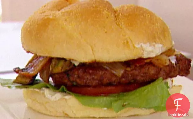 Gegrilltes Kalifornien-Avocado-B-L-T-Burger mit Karamellisierten Chipotle-Zwiebeln