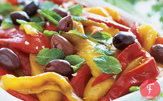 Geröstete Paprika mit schwarzen Oliven