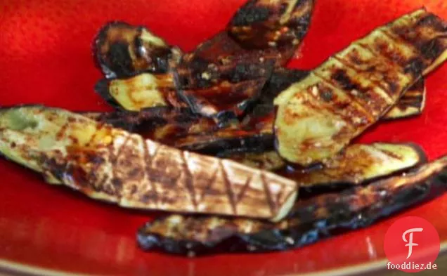 Gegrillte Auberginen mit Knoblauchsauce und Minze