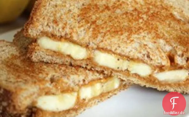 Gegrillte Erdnussbutter und Bananen-Sandwich