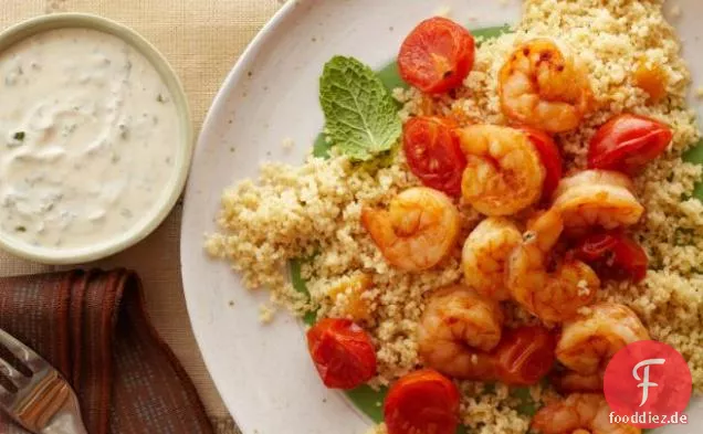 20-Minütige Garnelen und Couscous mit Joghurt-Hummus-Sauce
